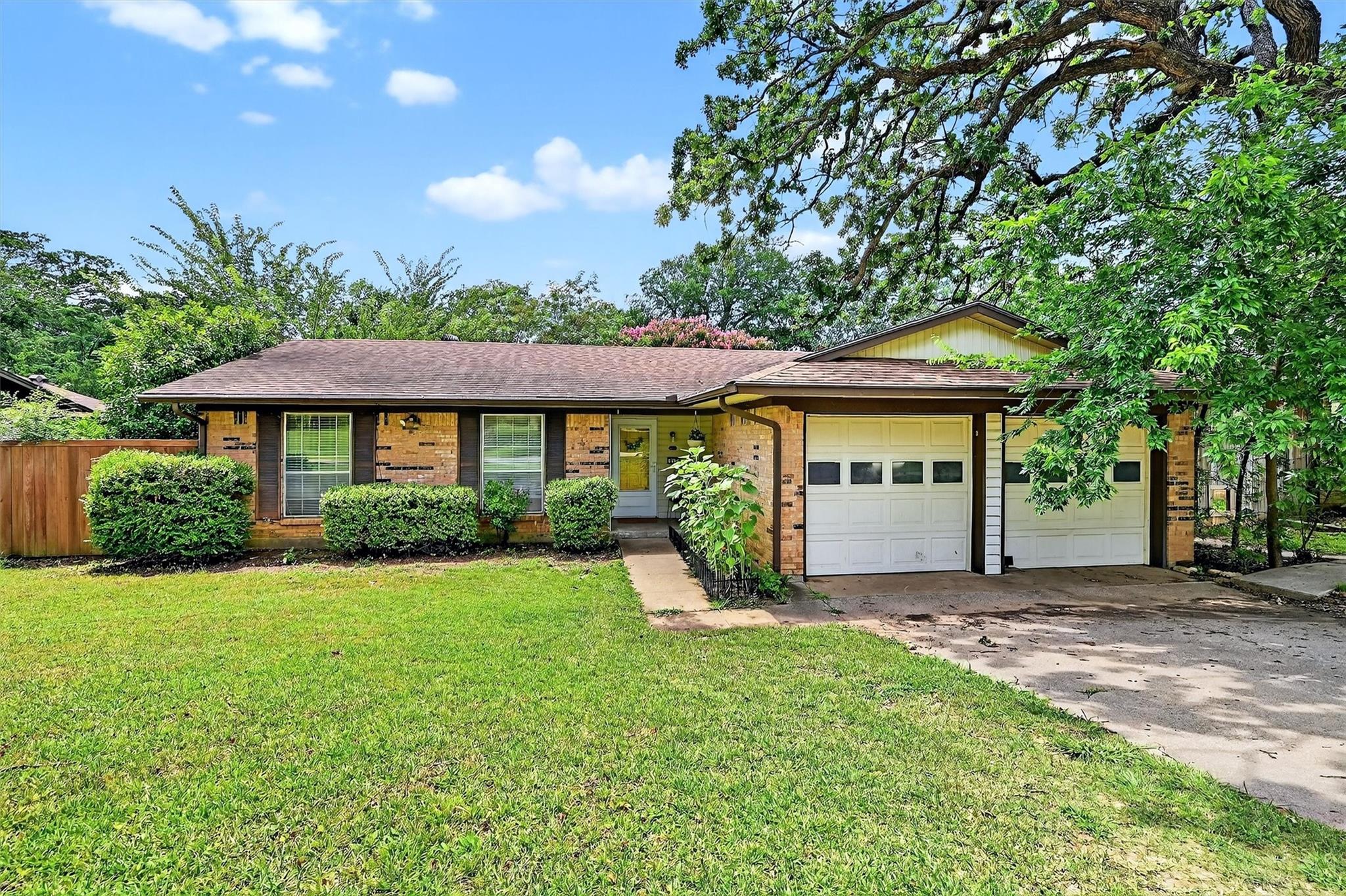 813 Glen Key St, Denison TX - active listing